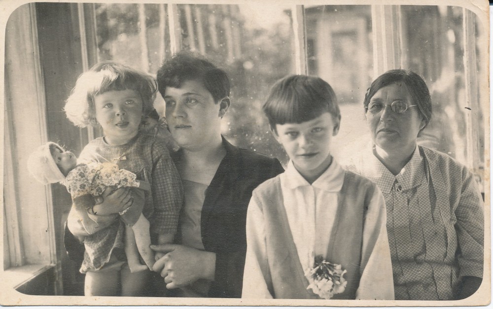Būsimoji poetė Janina Degutytė su artimaisiais. Iš kairės Janina su lėle, motina J. Degutienė, teta Zofija, močiutė Stanislava Bedarfienė. Kaunas, apie 1931 m.
