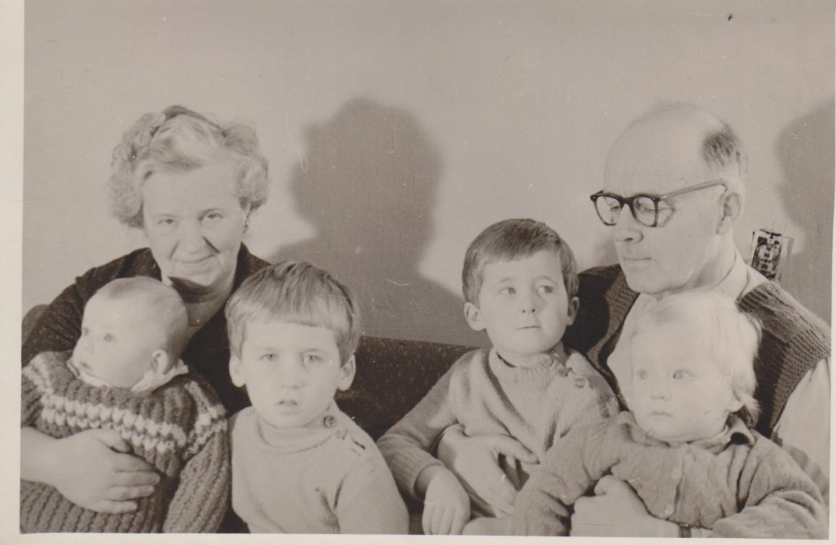 Danutė ir Vladimiras su anūkais – Roku Zubovu, Naručiu, Džiugu, Juru Palukaičiais. Kaunas, apie 1960 m.