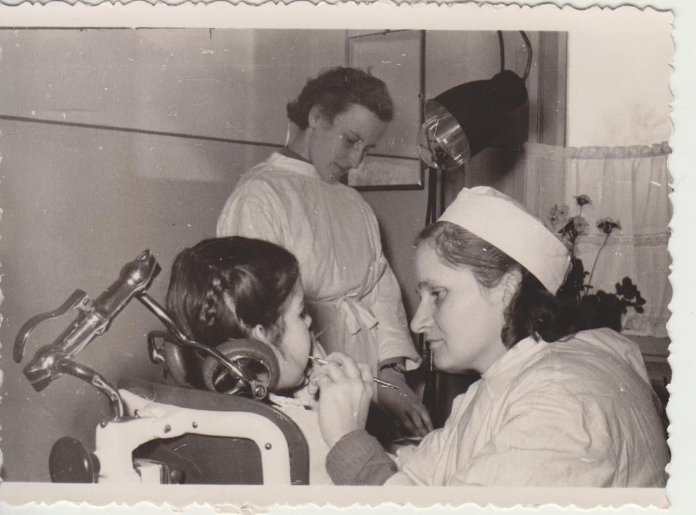 Elena Spurgaitė – dantų gydytoja Kazlų Rūdos vidurinėje mokykloje. Apie 1965 m.