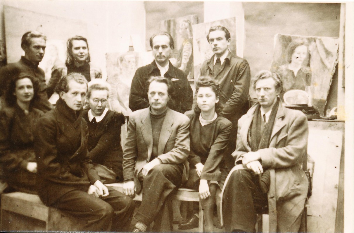 Freiburgo Meno ir amatų mokyklos tapybos studija. 1948 m. antroje eilėje pirma iš kairės – A. Veščiūnaitė