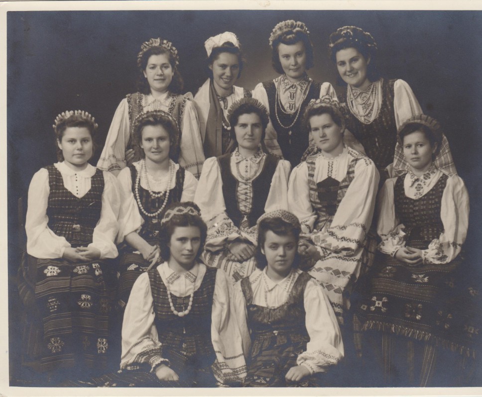 G. Tulauskaitė (sėdi centre) su buvusiomis „Aušros“ gimnazijos auklėtinėmis po ketverių metų. Kaunas. 1943 09 01