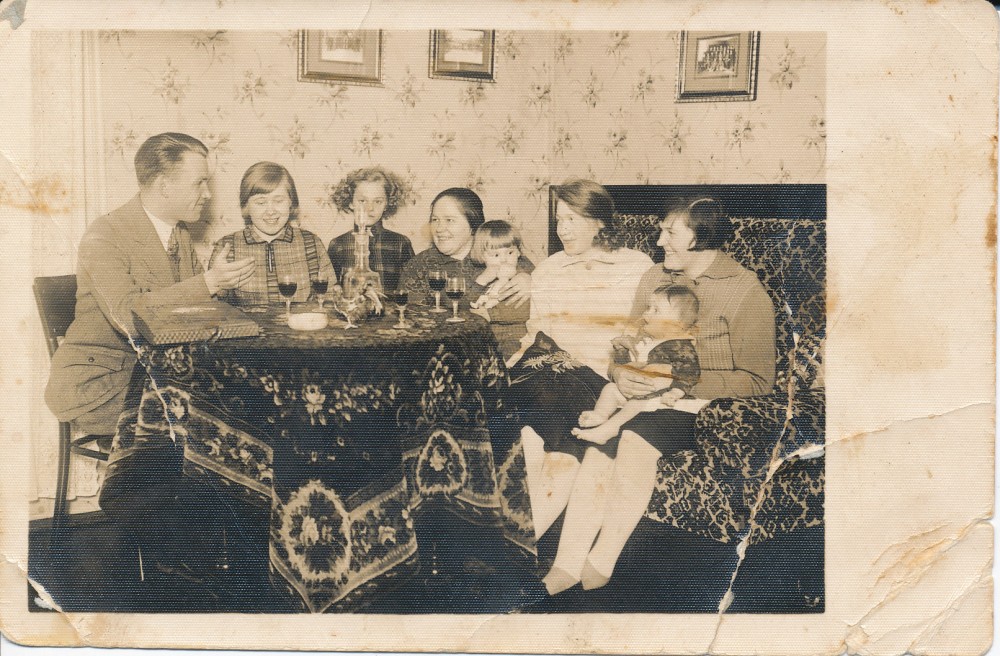 Iš dešinės pirma sėdi motina Janina Bedarfaitė-Degutienė su dukrele Janina, toliau – kiti giminaičiai. Kaunas, 1929 m. Tai pirmoji žinoma J. Degutytės fotografija