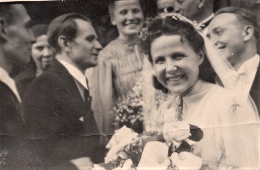 J. Švabaitės vestuvės. Antras iš kairės – kompoz. A. Mikulskis. Vilnius, 1944 05 20