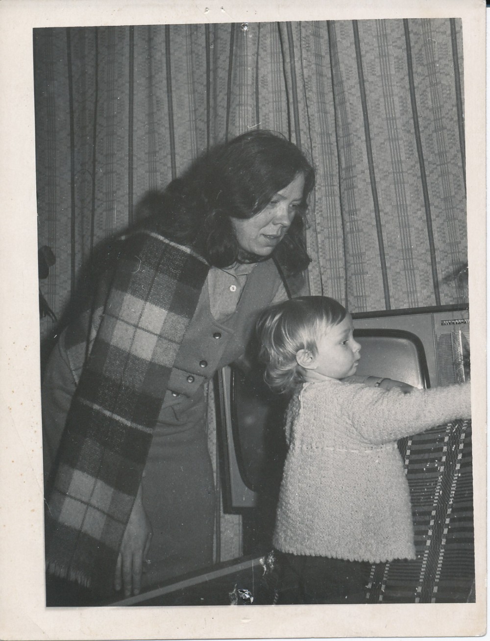 Janina su pusseserės Lilijanos dukrele Rūta. Antroje fotografijos pusėje poetė užrašiusi „Su savo mylimiausia Rūtele, „širdies anūke“… 1973“