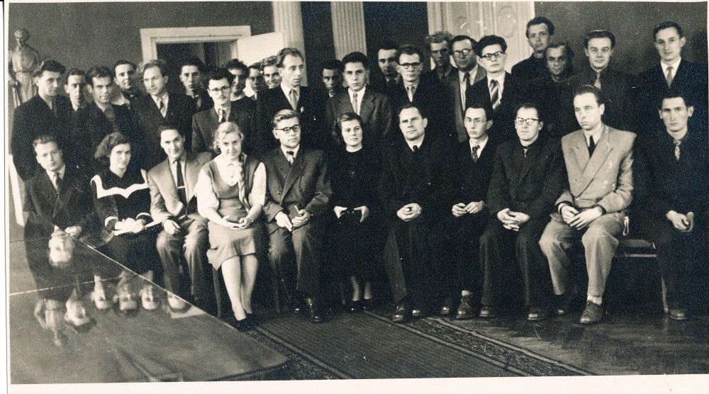 Jaunųjų rašytojų seminaras Vilniuje 1959 m. Sėdi iš dešinės pirmas – J. Šimkus, antras – J. Mikelinskas, ketvirtas – A. Baltrūnas.