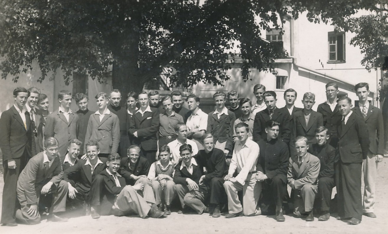 Jėzuitų gimnazijos VII klasė. J. Kaupas – pirmoje eilėje trečias iš kairės. Kaunas, 1937 m.