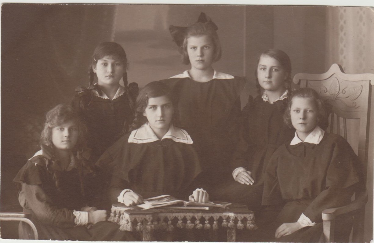 Kauno „Aušros“ gimnazijos V klasė. 1923 m. G. Tulauskaitė sėdi antra iš kairės