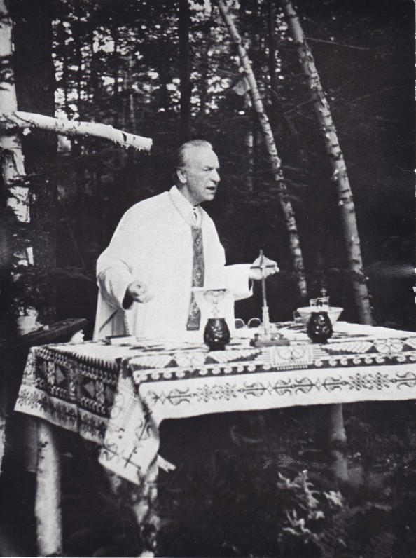 Kun. S. Yla aukoja Šv. Mišias vaikams „Neringos“ stovykloje, ant improvizuoto altoriaus. Apie 1969 m.