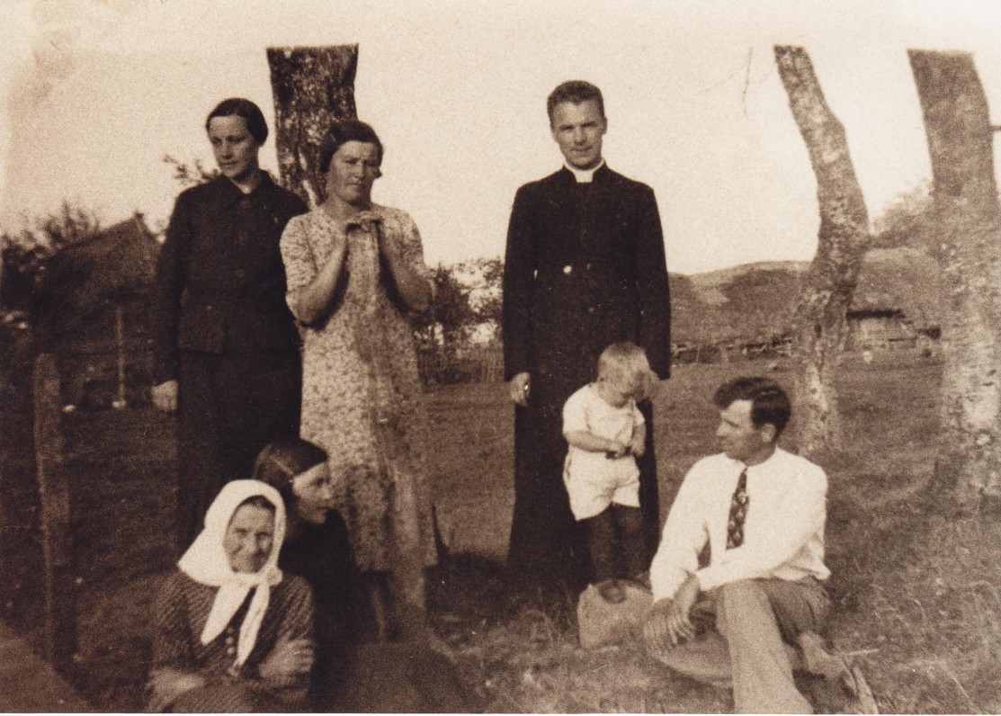 Kun. S. Yla su giminėmis apie 1932 m. Su balta skarele – mama Veronika Ylienė, sėdi – brolis Jurgis Yla