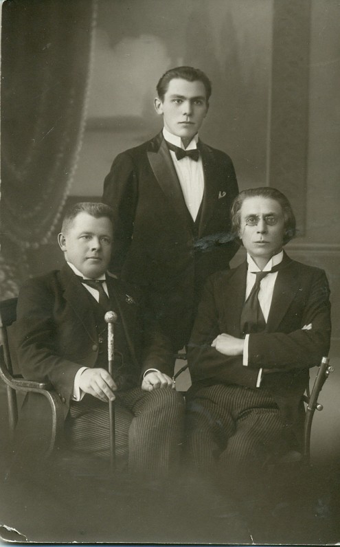 Lietuvių meno kūrėjų draugijos dramos sekcijos prezidiumas – J. Vaičkus, P. Kubertavičius ir P. Vaičiūnas. Kaunas, 1921–1922 m.
