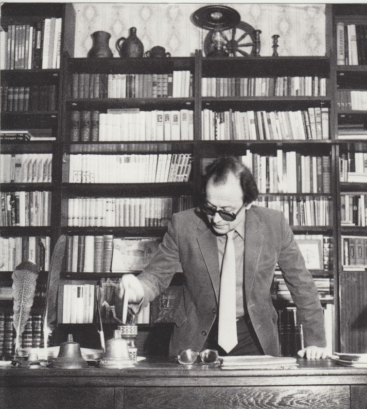 M. Vainilaitis namuose prie knygų 1980–1981 m.