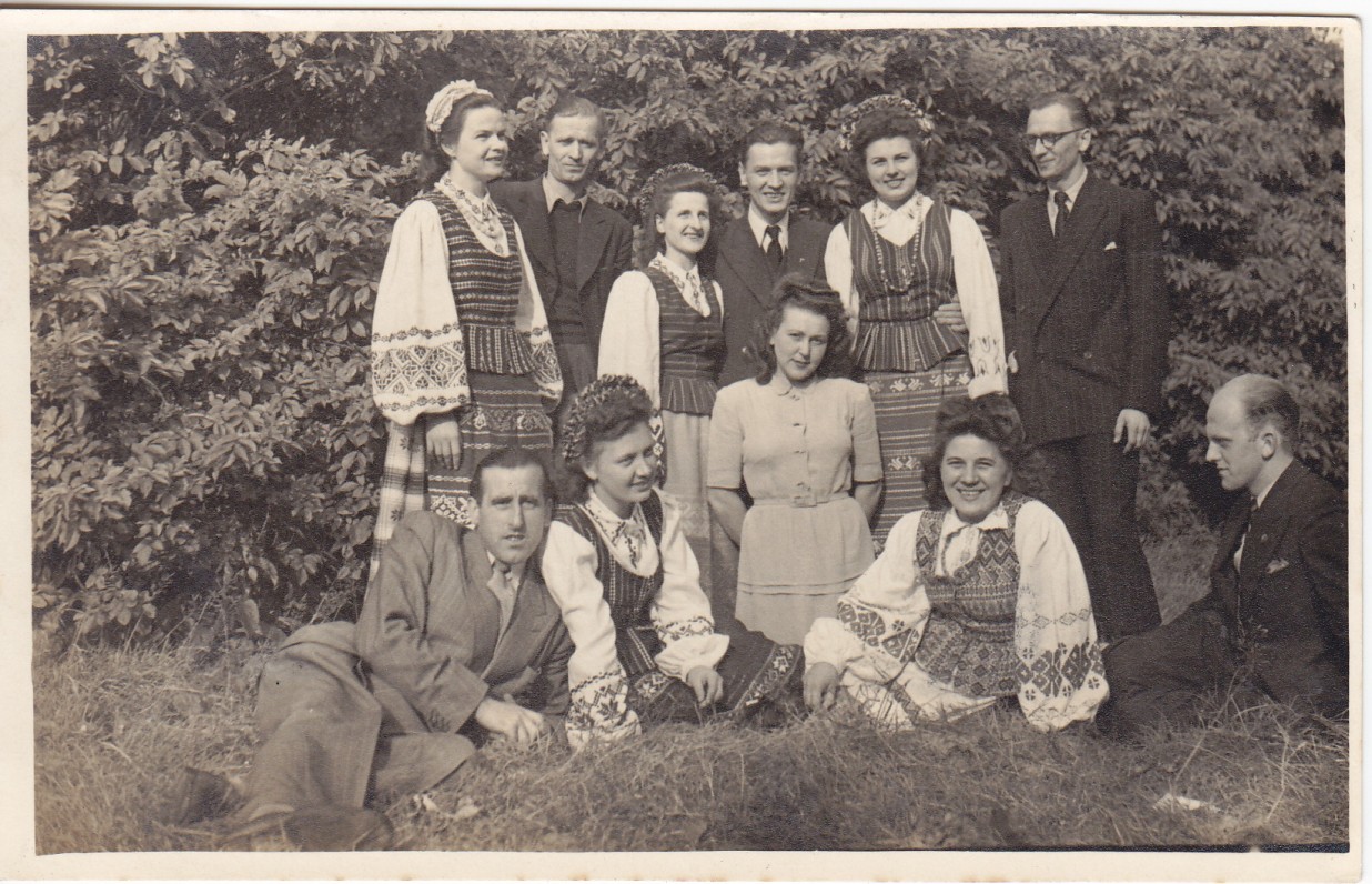 Mančesterio lietuviai. Stovi iš kairės pirma – Marija, šalia jos – Kazimieras. Apie 1952 m.