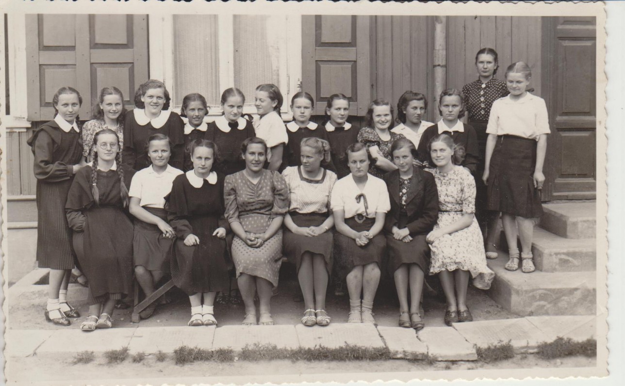 Marijampolės gimnazijos gimnazistės ir mokytojos. E. Spurgaitė stovi penkta iš kairės. Apie 1939 m.