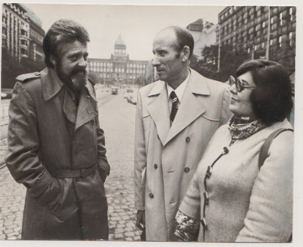 Mykolas Sluckis (centre) su čekų vertėjais Milan Tokaru ir Alena Vlačkova. Praha. Apie 1973 m.