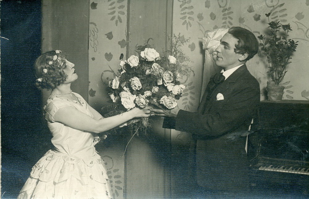 O. Rymaitė ir P. Kubertavičius vaidmenyse P. Vaičiūno pjesėje „Nuodėmingas angelas“. Kaunas, 1927 m.