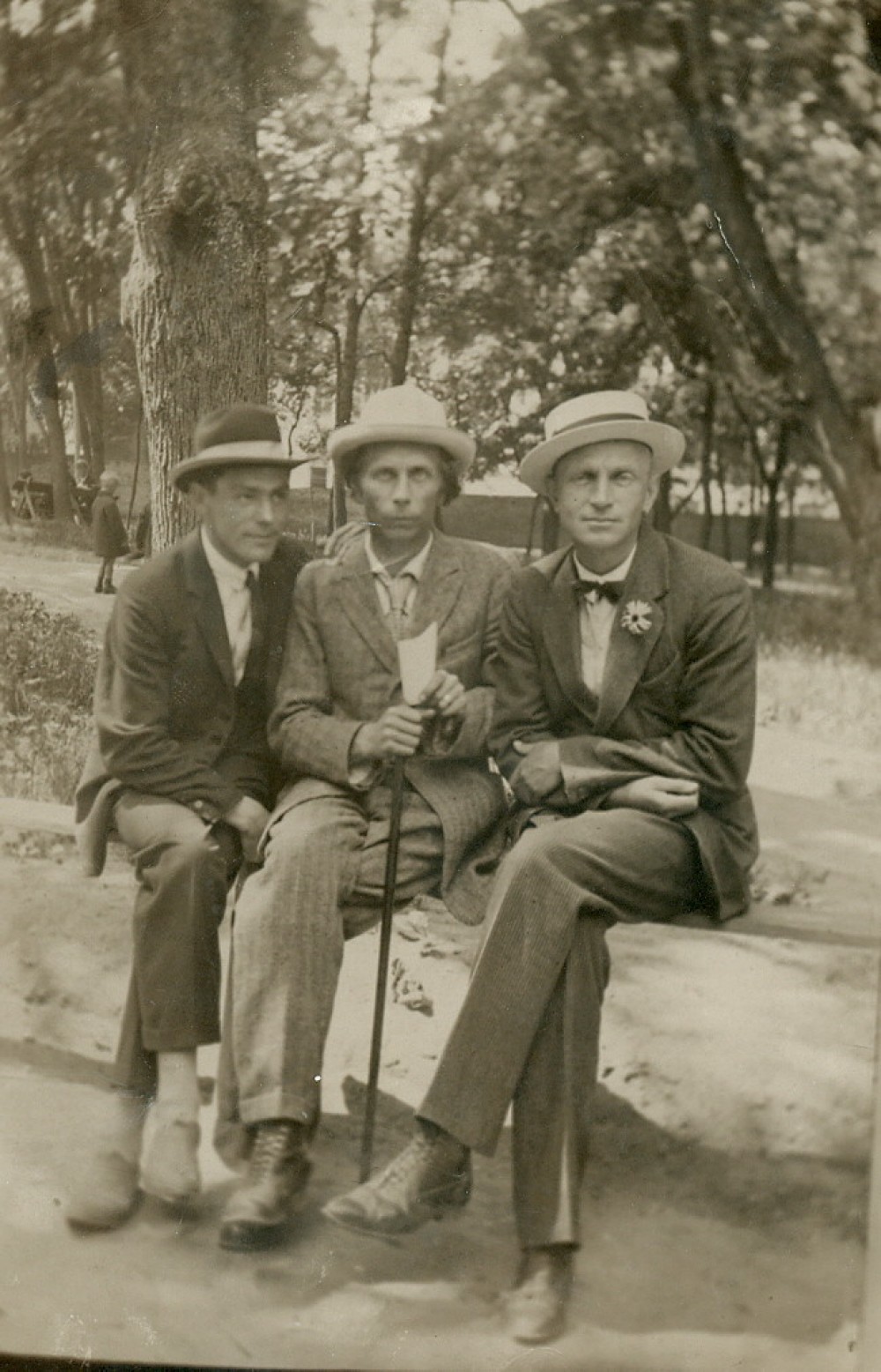 P. Vaičiūnas su aktoriumi P. Kubertavičiumi (kairėje) ir režisieriumi B. Dauguviečiu (dešinėje) Kauno miesto sode. 1924 m.