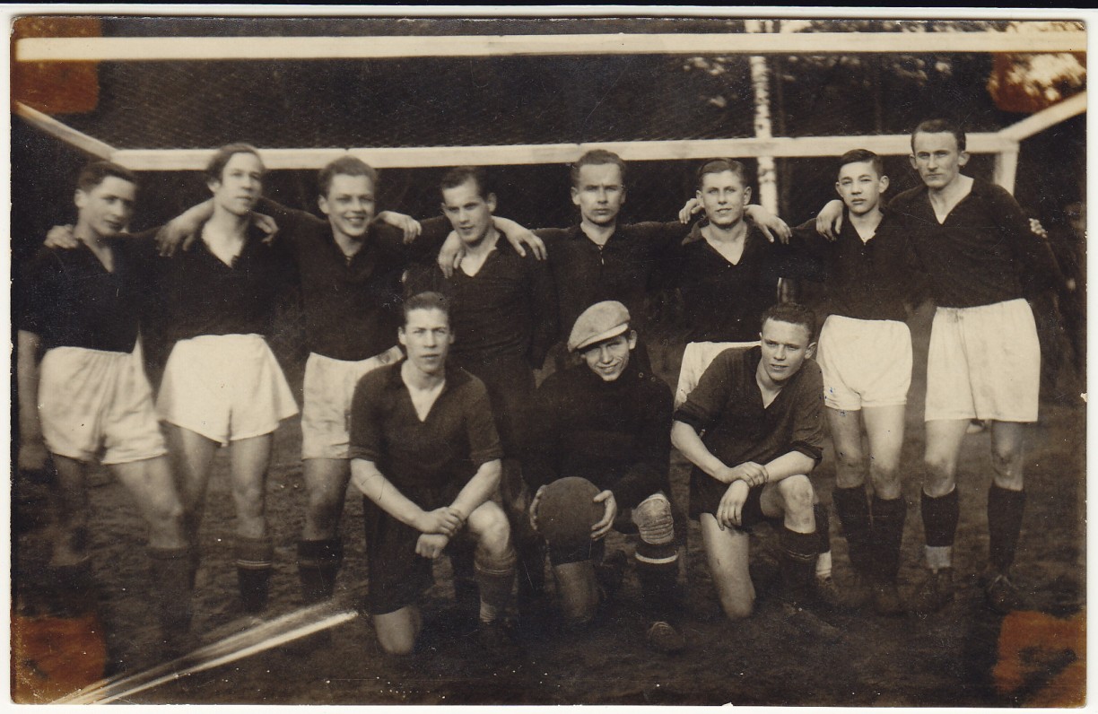 Pagėgių K. Donelaičio gimnazijos mokiniai. H. Nagys – antras iš kairės. 1938 m.