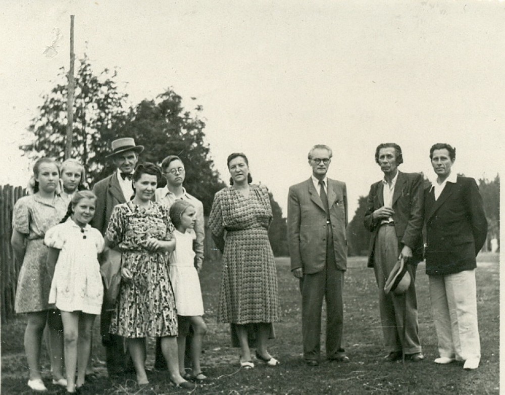 Pas P. Vaičiūną Valakampiuose. Svečių tarpe – skulptorius R. Jachimavičius, V. Mykolaitis-Putinas su žmona, I. Cieška. 1947 m.
