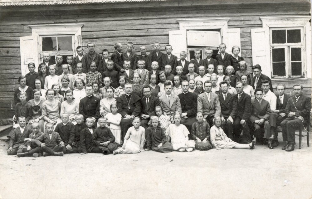 Penktas iš kairės sėdi kunigas Jurgis Šimonėlis, pirmas iš kairės – Mamertas. Vabalninkas. Apie 1931 m.