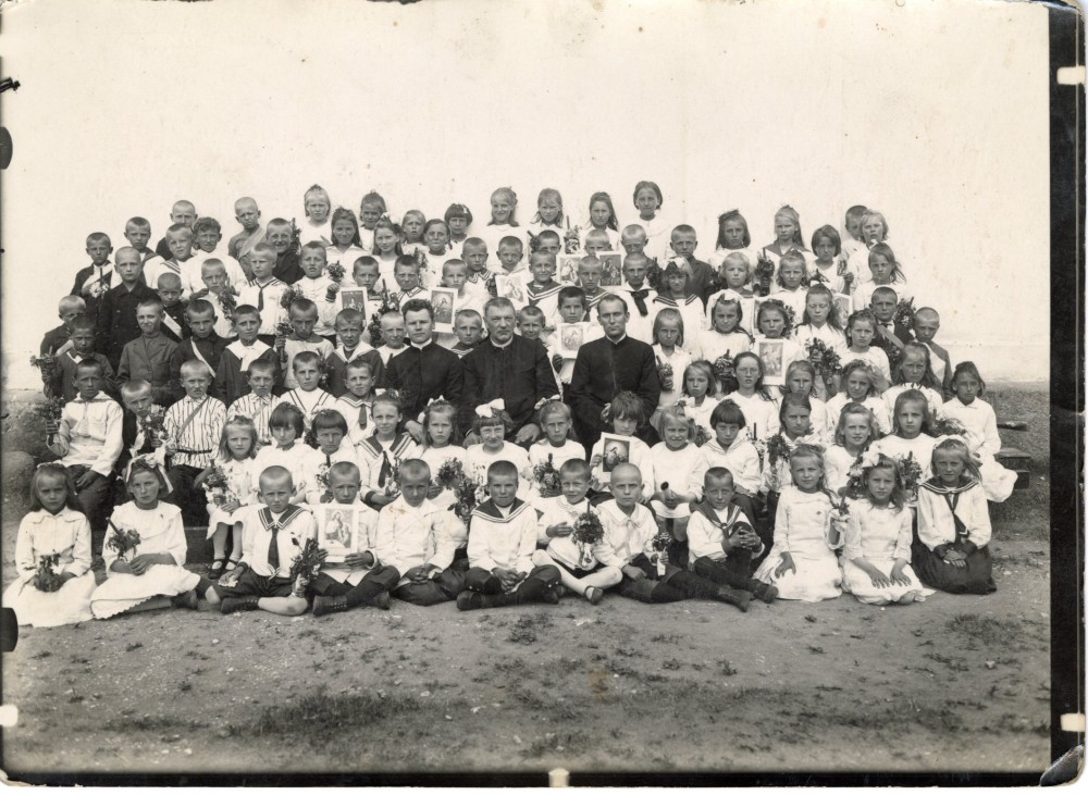 Pirmosios Komunijos fotografija. Mamertas šeštas iš kairės trečioje eilėje, kunigas Jurgis Šimonėlis sėdi septintas iš kairės. Vabalninkas. Apie 1930 m. Fotografija J. Daubaro