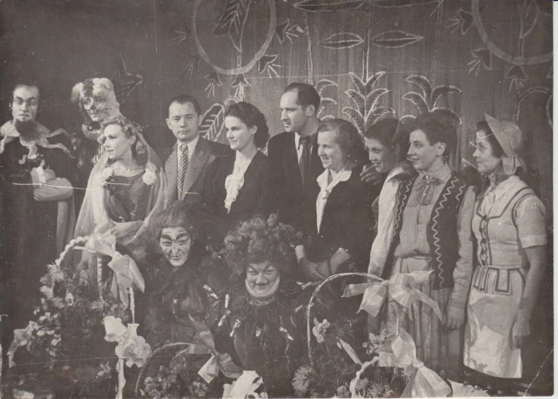 Po D. Čiurlionytės-Zubovienės pjesės „Pasakų šalis“ vaidinimo jaunojo žiūrovo teatre. Kaunas, 1956 m. Danutė stovi ketvirta iš kairės