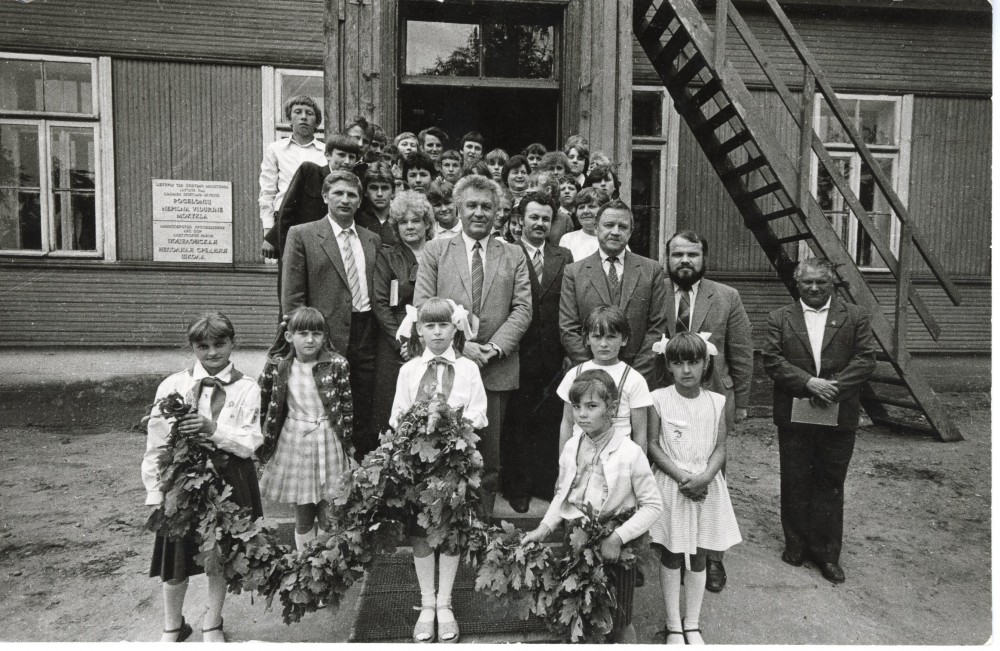 Prie Pocelonių mokyklos su mokiniais ir mokytojais. Centre – A. Maldonis. 1987 m. Fotografas R. Rakauskas