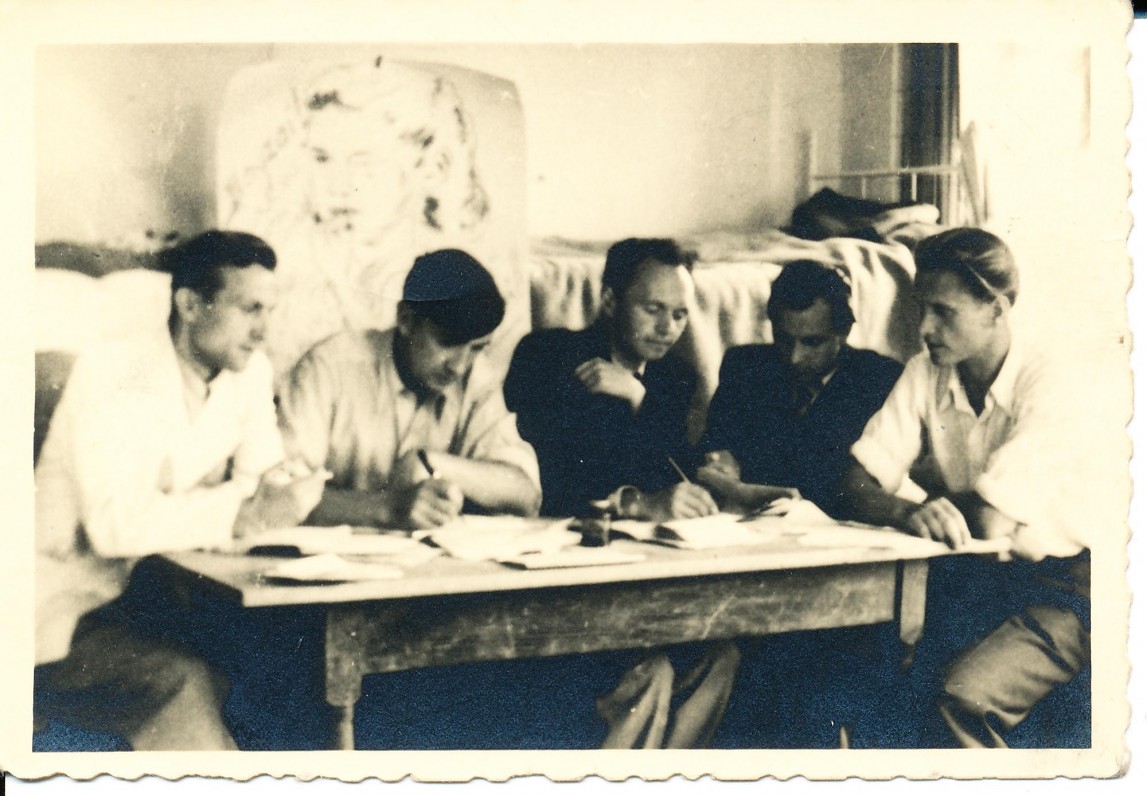 Redaguojant „Irklo kotą“. A. Baronas antras iš kairės. Hanau. 1947 m.