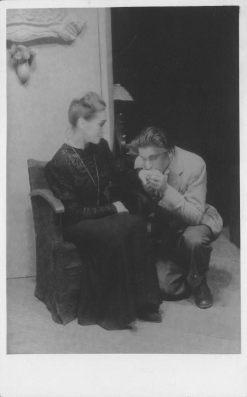 Scena iš M. Rostando spektaklio „Žmogus, kurį užmušiau“. Vaidina L. Tvirbutienė ir A. Mekas. Kaselis, 1947 m.