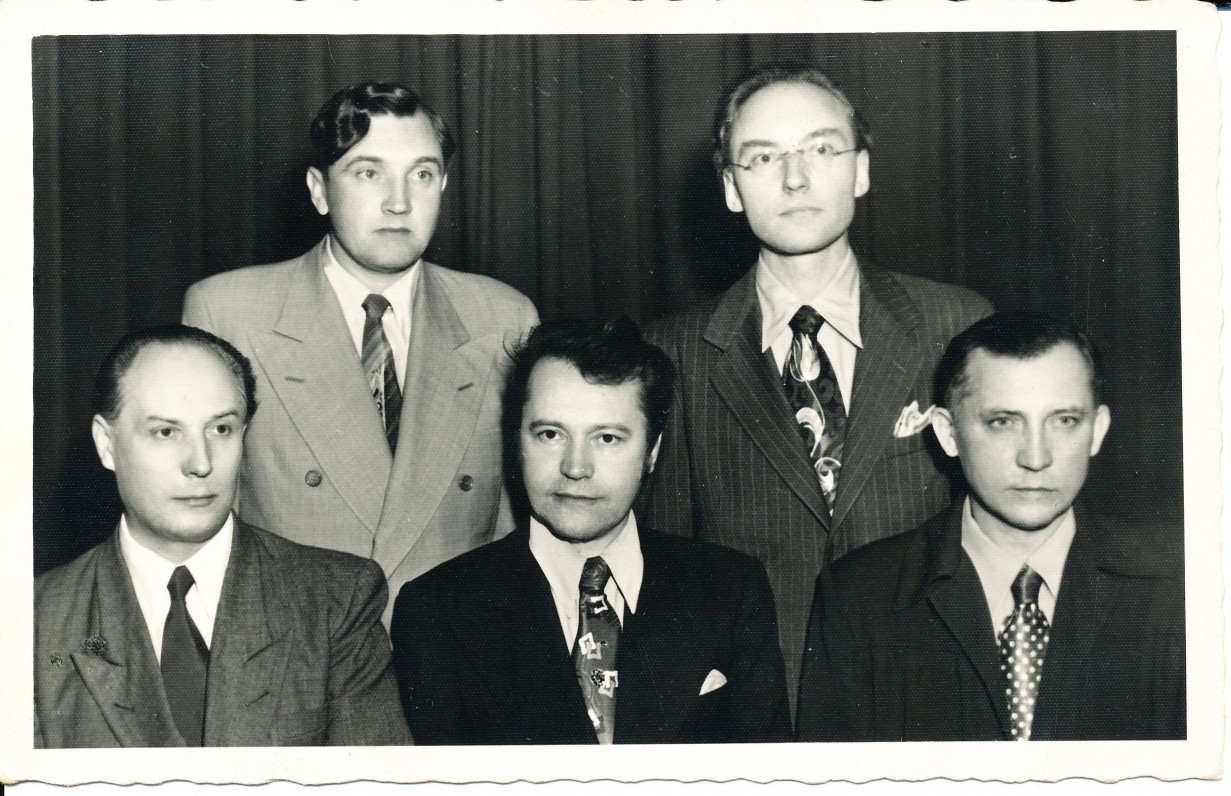 Sėdi – P. Gaučys, B. Babrauskas, V. Ramonas. Stovi – A. Baronas ir A. Šešplaukis-Tyruolis. Čikaga. 1956 m.