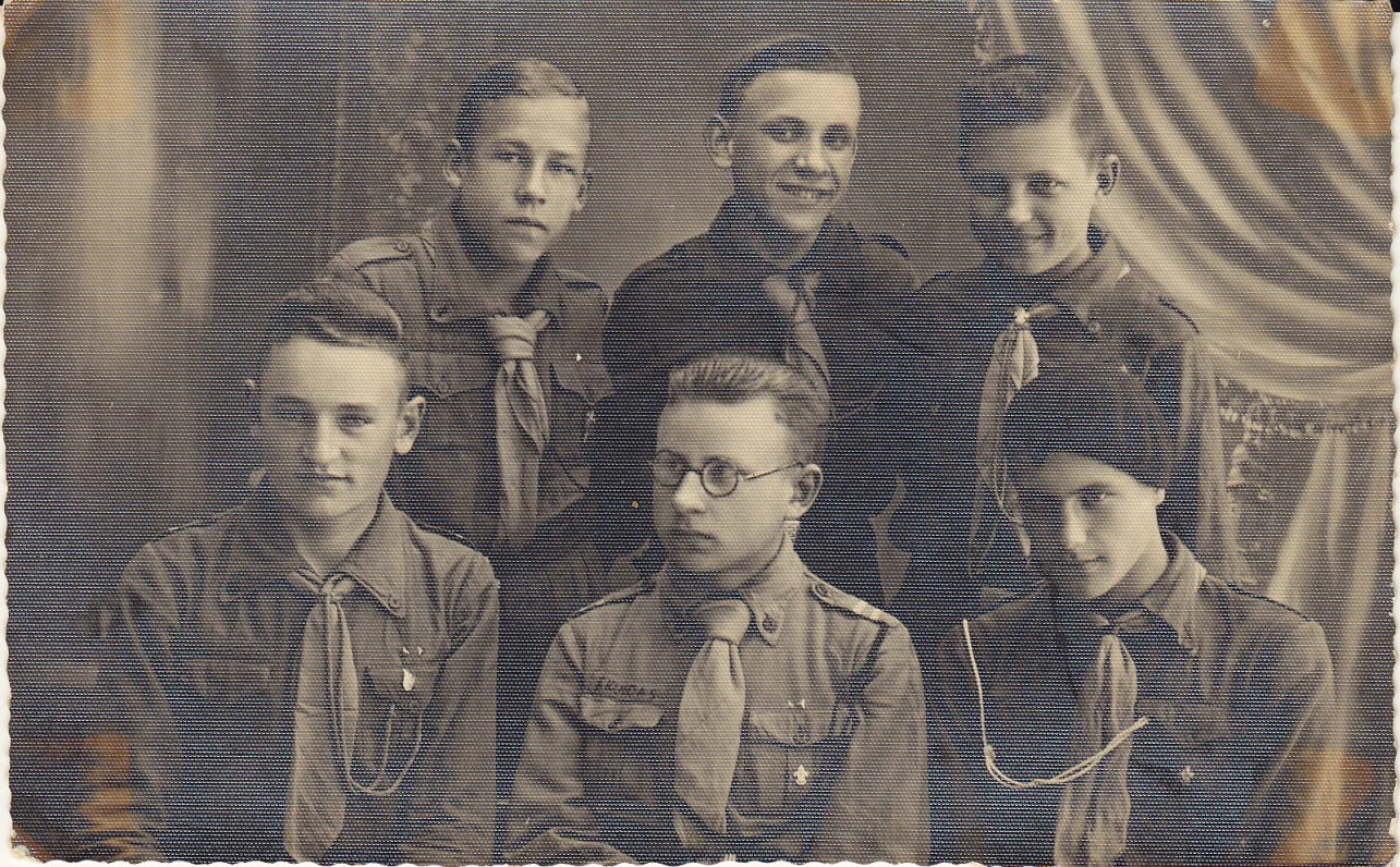 Skuodo gimnazijos mokiniai. H. Nagys – pirmas iš kairės. Apie 1935 m.