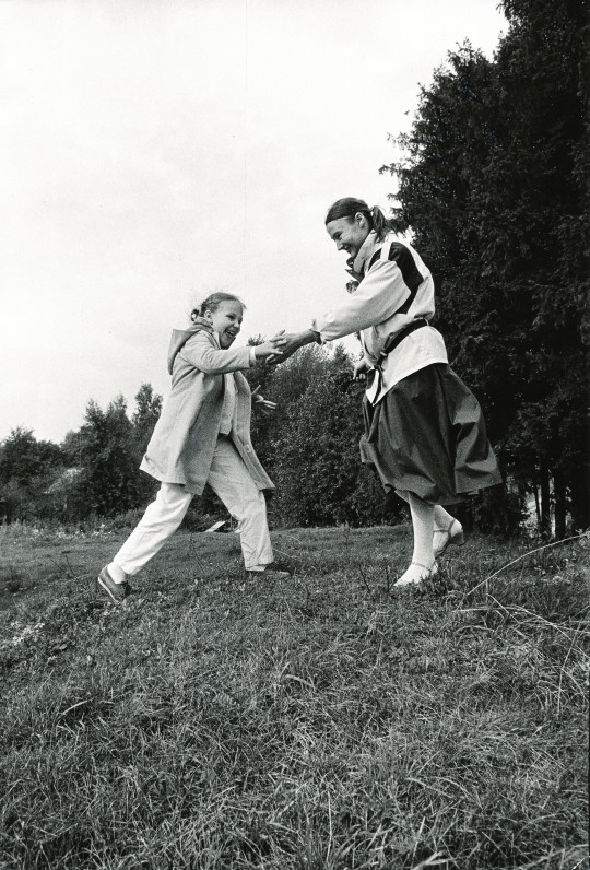 Su dukra Benigna tėviškėje – Kančėnuose, Alytaus rajone. 1987 m. R. Rakausko nuotrauka