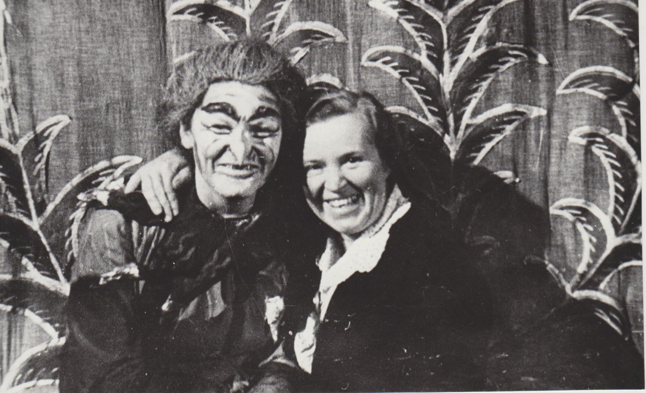 Su ragana Kumpanose iš „Pasakų šalies“. 1956 m.