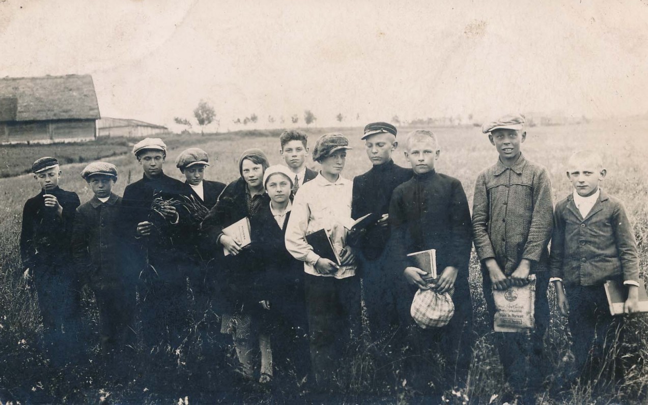 Utenos pradinės mokyklos Jaunųjų ūkininkų ratelis. Trečias iš kairės – A. Čipkus. Apie 1927 m.