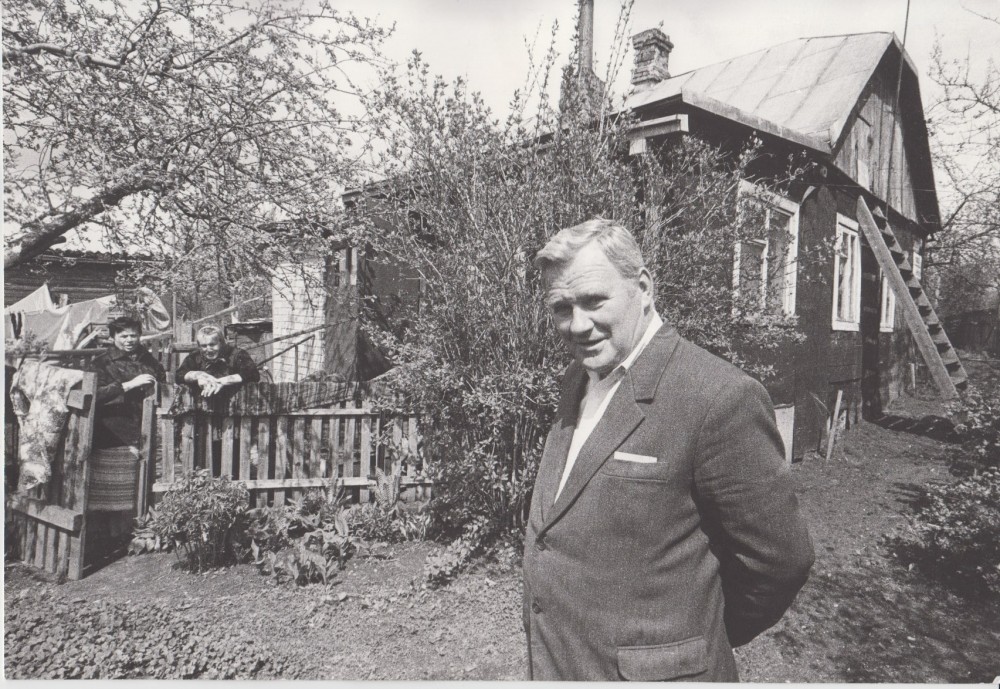 V. Petkevičius prie gimtosios trobos Šančiuose, Kaune, 1987 m. R. Rakausko nuotrauka