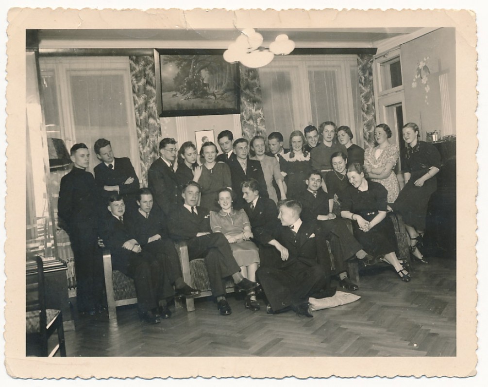Viešnagė A. ir P. Galaunių namuose. J. Kaupas – antras iš kairės. Kaunas, 1938 m.