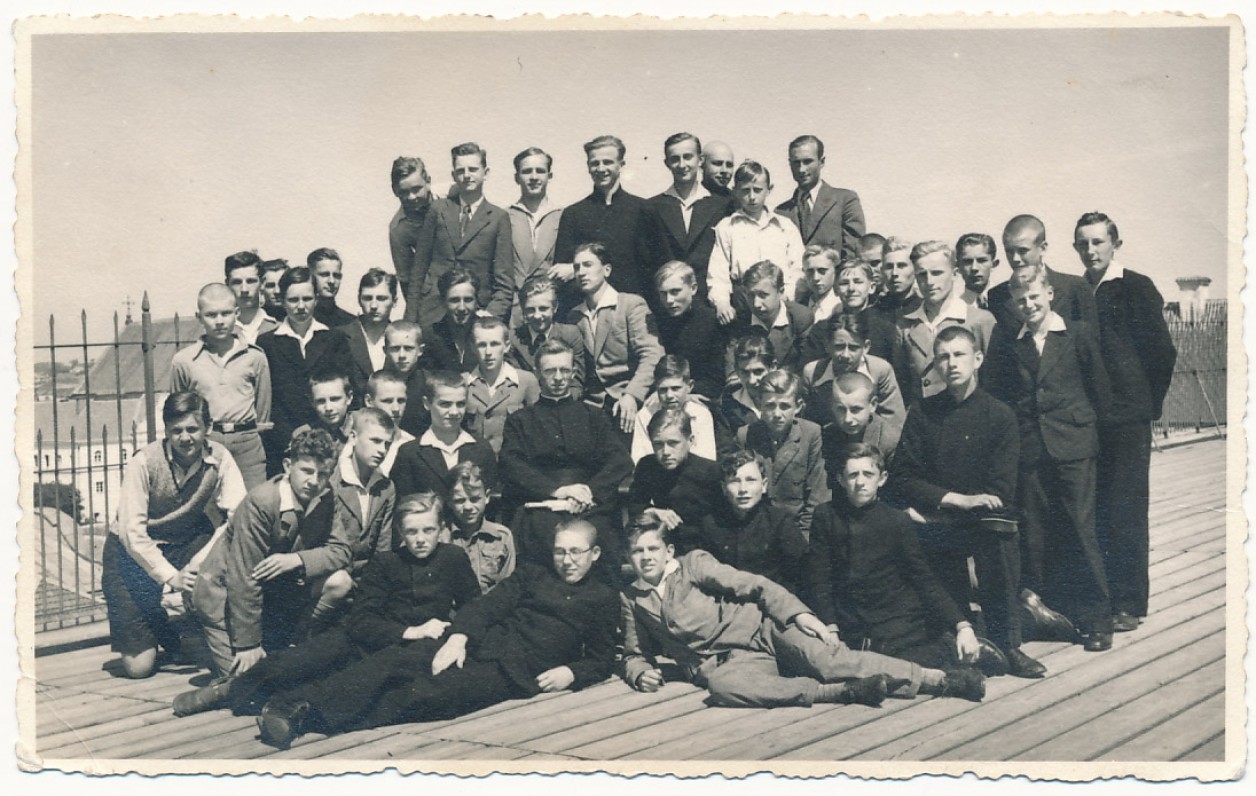 ėzuitų gimnazijos V klasė. J. Kaupas – paskutinėje eilėje antras iš kairės. Kaunas, 1935 m.