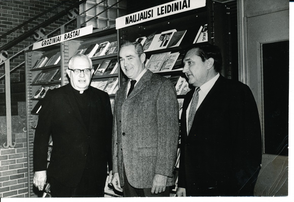 „Draugo“ redakcijoje, kun. Činikas, Amerikos politinis veikėjas Dunn ir A. Baronas. Čikaga. 1960 m.