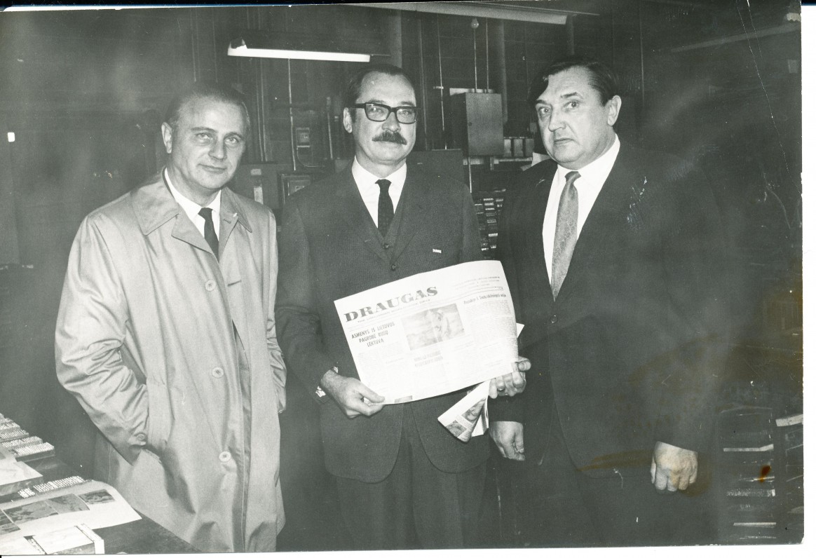 „Draugo“ redakcijoje su Balzeko muziejaus direktoriumi S. Balzeku (centre) ir rašytoju S. Džiugu. Čikaga. 1965 m.