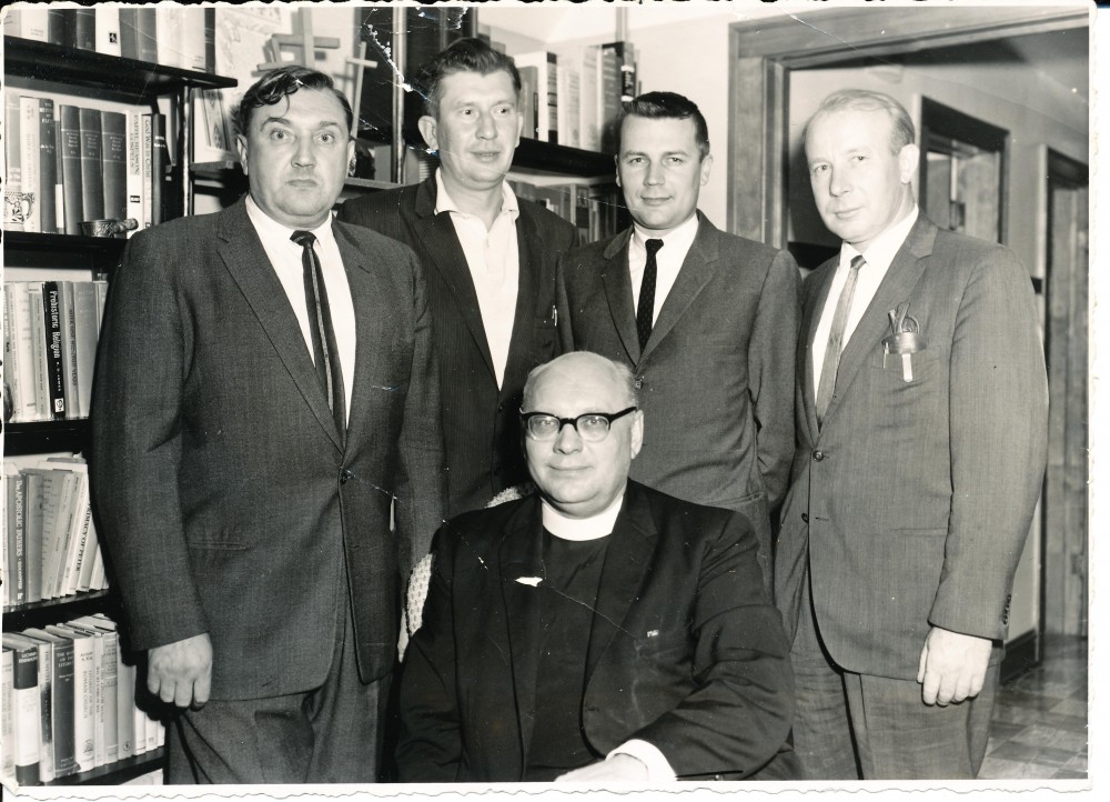 „Draugo“ redakcijoje. Čikaga. 1965 m. Sėdi kunigas Barauskas. A. Baronas, V. Būtėnas, R. Mieželis, neatpažintas asmuo