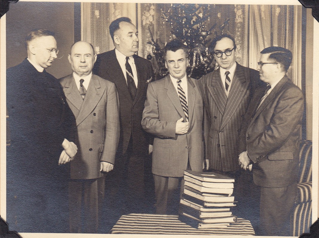 „Draugo“ romano konkurso vertinimo komisija. Bostonas. 1954 m.