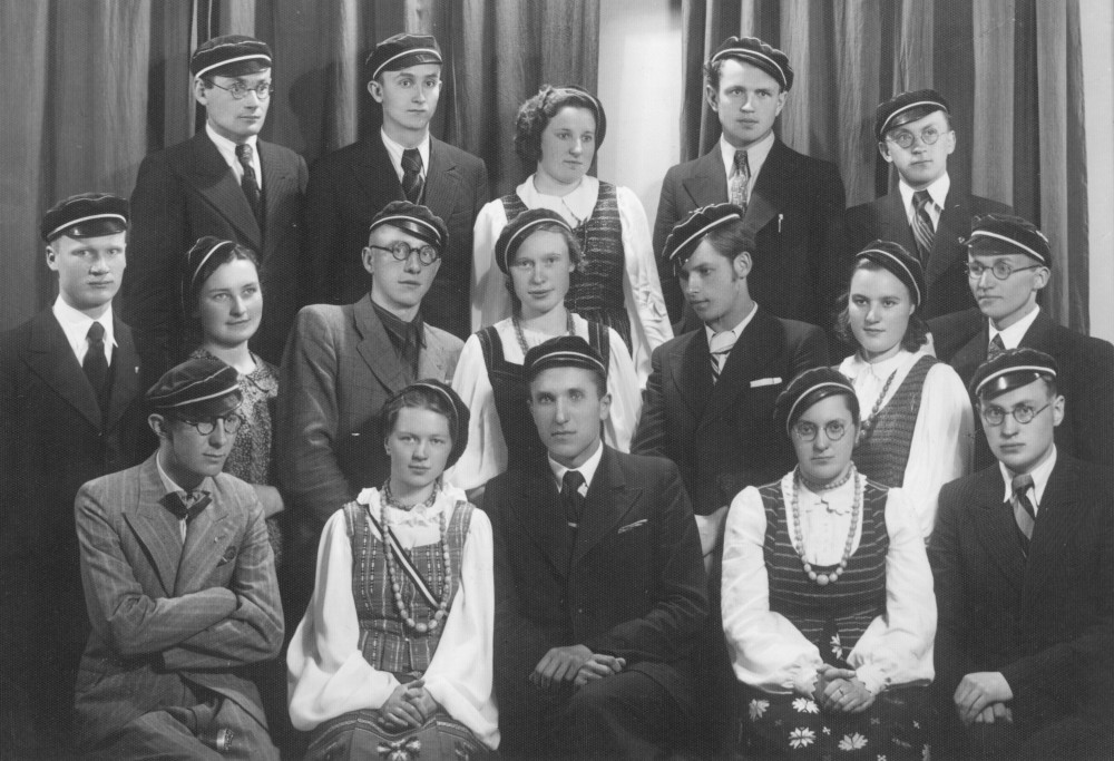 „Šatrijos“ draugijos nariai su pirmininku Č. Grincevičiumi (sėdi centre). V. Kazokas – trečioje eilėje pirmas iš dešinės