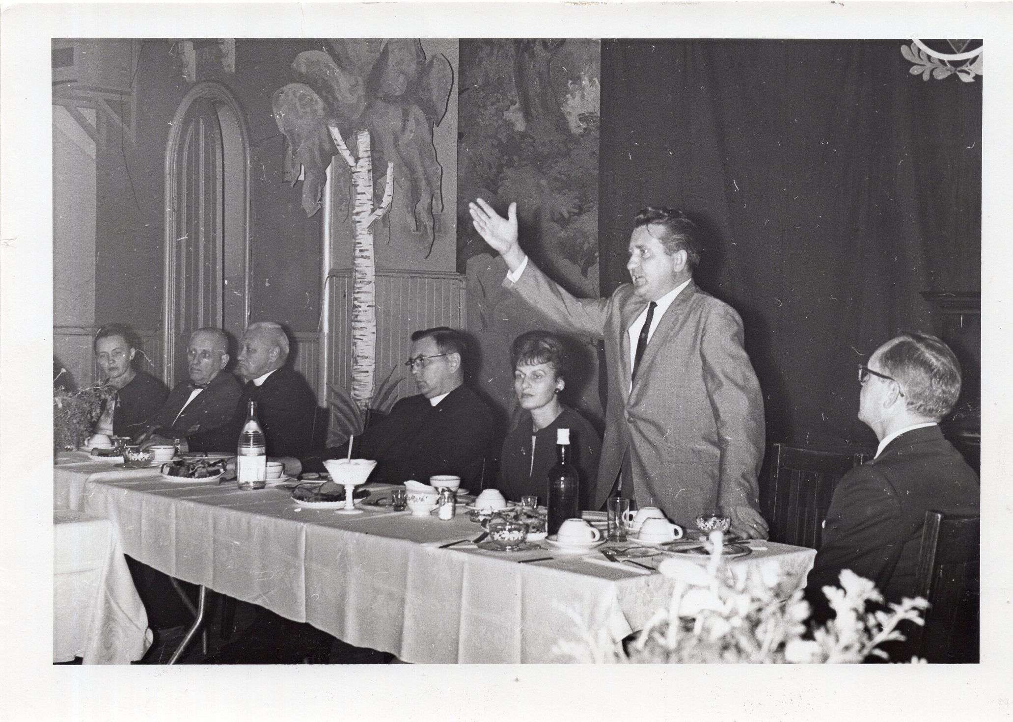 Iš kairės antras prof. A. Salys, trečias – V. Maciūnas, penkta – B. Volertienė, šeštas – V. Volertas. JAV, apie 1970 m.