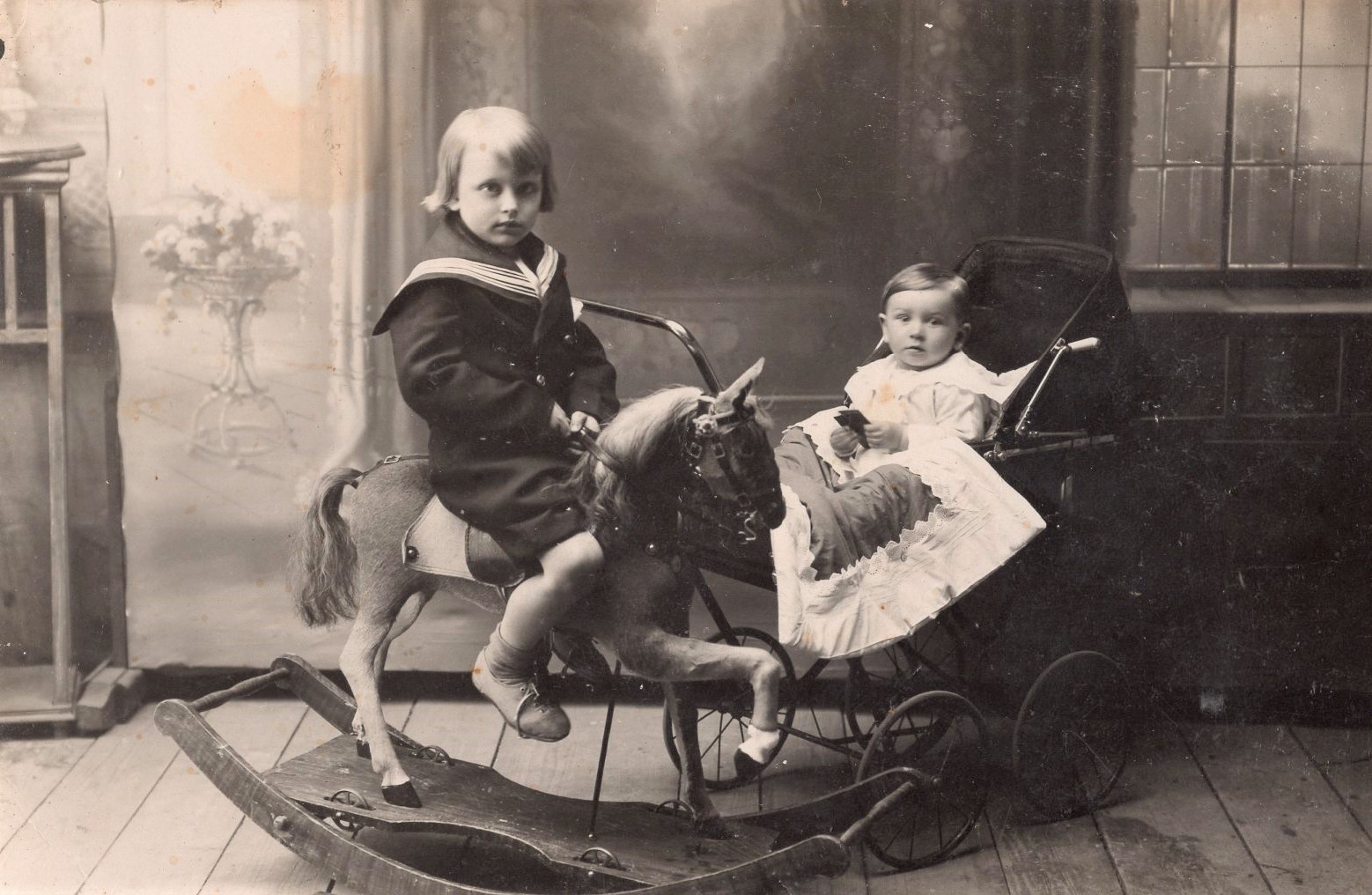 Algirdas Landsbergis (vežimėlyje) su pusbroliu Kynastu. Kybarta, 1924 m.