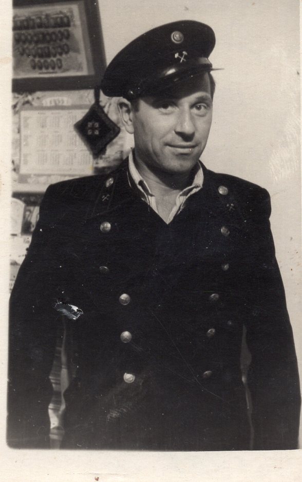 Išėjus iš lagerio, su šachtininko uniforma. Inta, 1955 m.