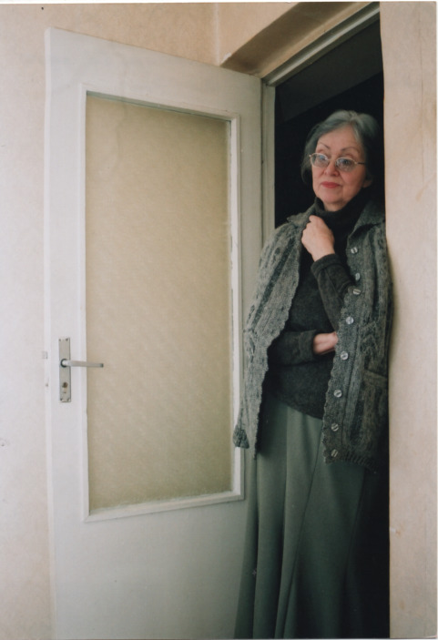 Poetė Ramutė Skučaitė namuose. 2003 m. Fotografas Z. Baltrušis