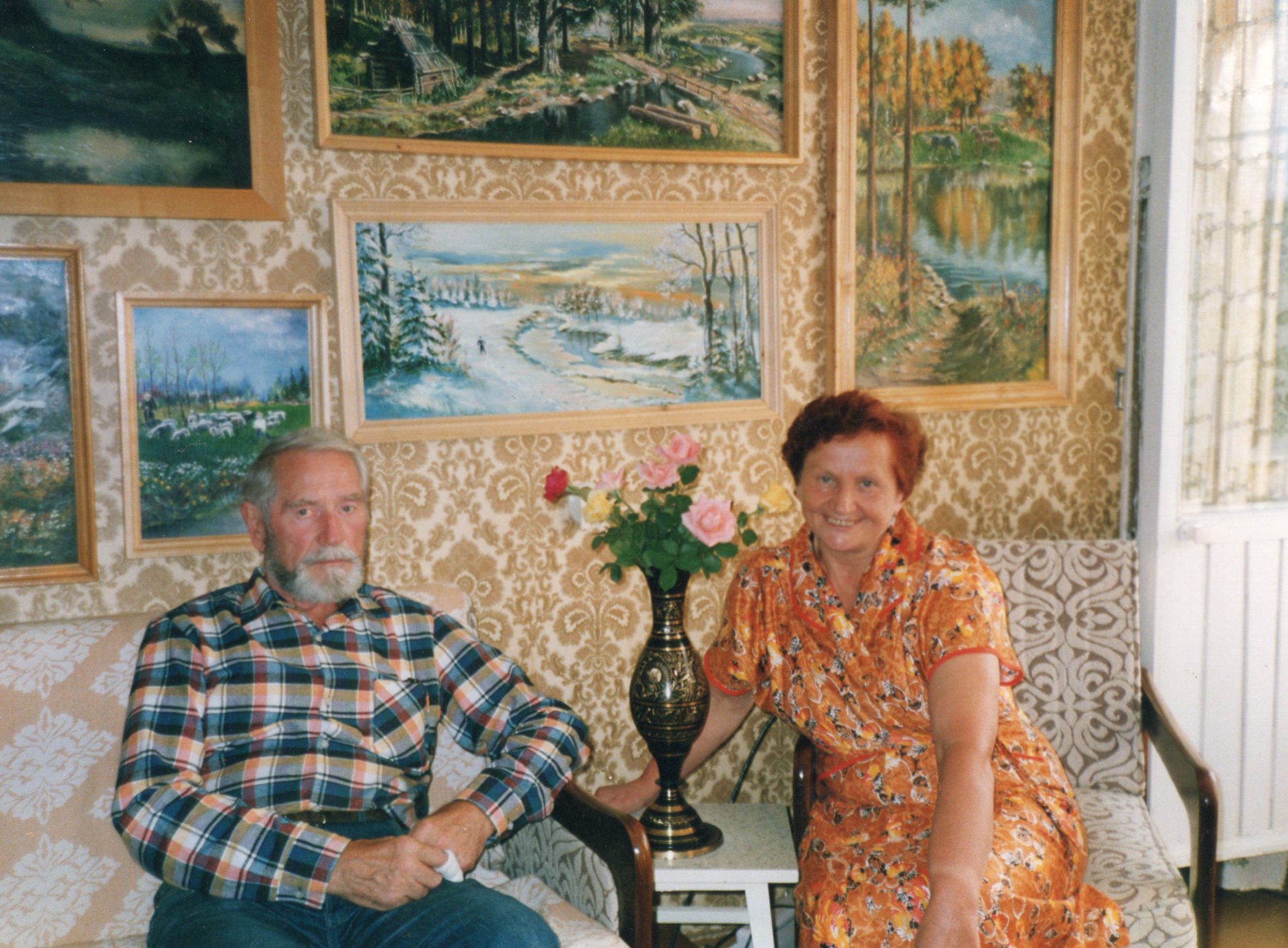 Su žmona Eugenija prie savo nutapytų paveikslų. Kaunas, 1989 m.