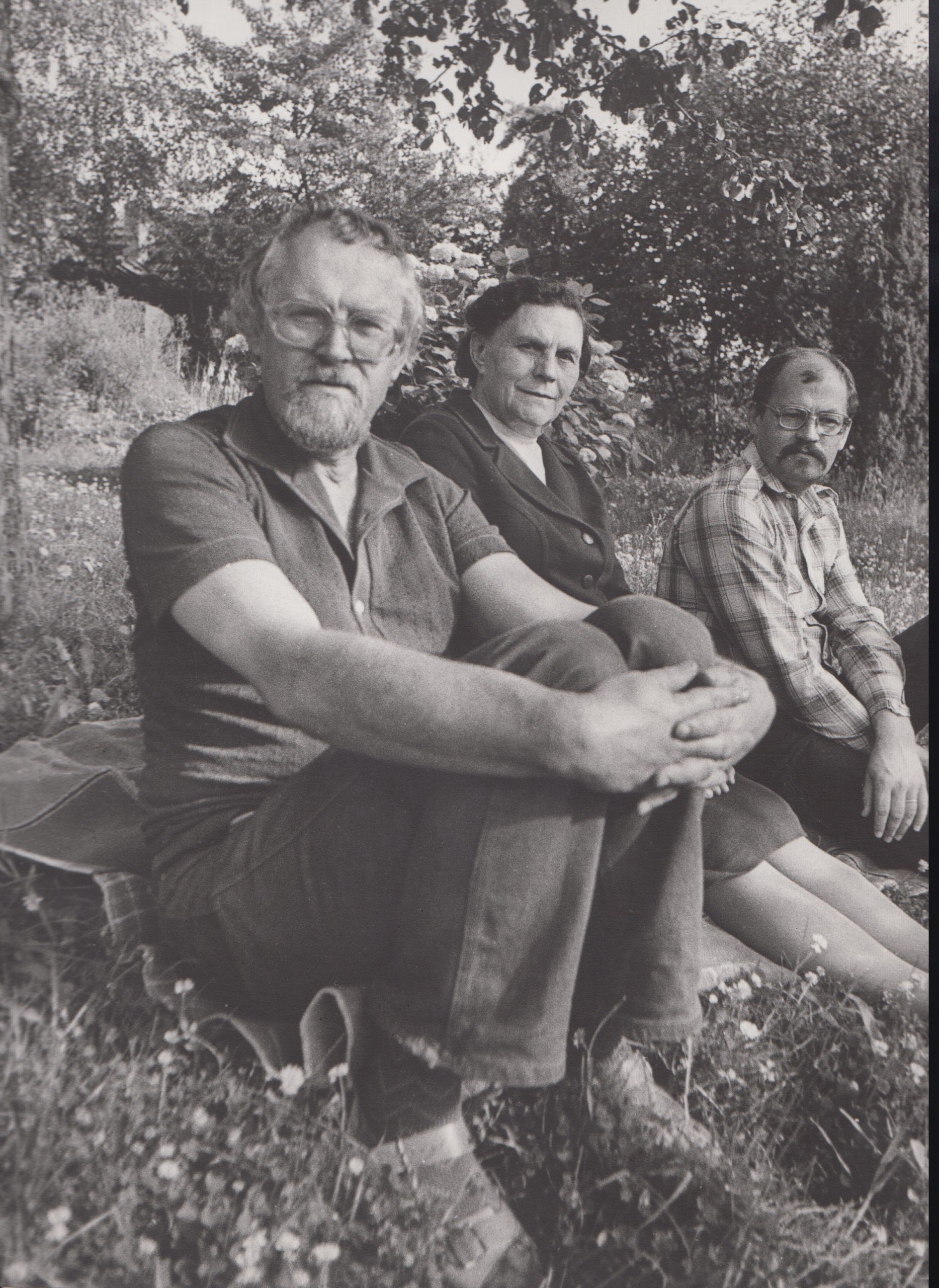 Marcelijus Teodoras Martinaitis su mama Marija Mačiulyte-Martinaitiene ir broliu Algirdu Vanaginėje. 1984 m. Fotografas R. Rakauskas