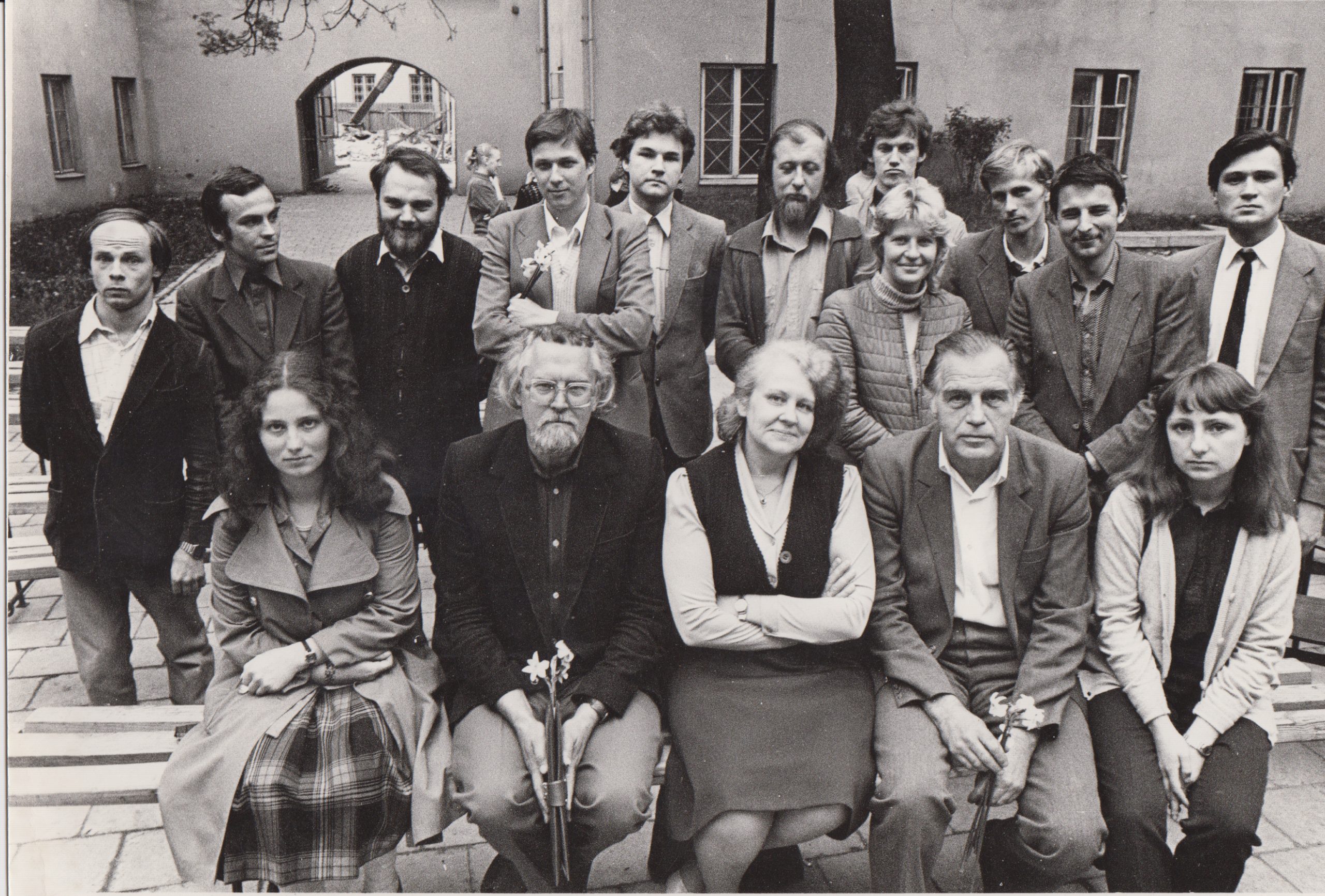 Su Vilniaus universiteto literatų būreliu per Poezijos pavasario šventę. 1985 m. Priekyje sėdi M. Martinaitis, E. N. Bukelienė, L. Noreika.