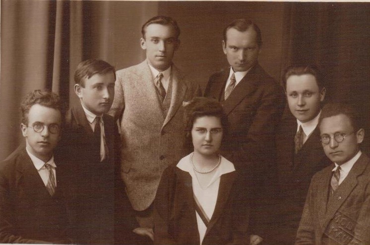 Almanacho „Granitas“ redakcijos nariai. Kaunas. 1930 m. Iš kairės: J. Keliuotis, A. Vaičiulaitis, P. Karuža, B. Rutkūnas, J. Ambrazaitis, nežinomas asmuo ir G. Tulauskaitė