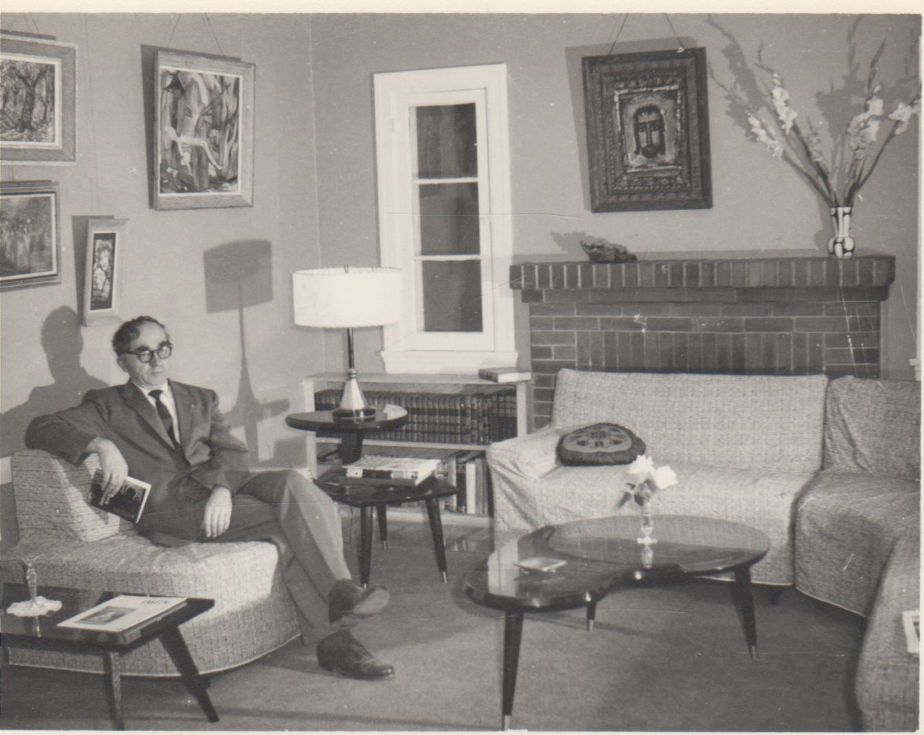 B. Brazdžionis savo namuose Los Andžele. 1960 m.